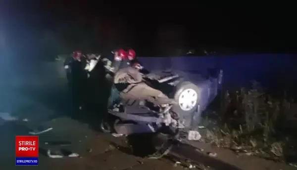 Un tânăr de 26 de ani a murit, după ce s-a izbit cu mașina de un copac. VIDEO
