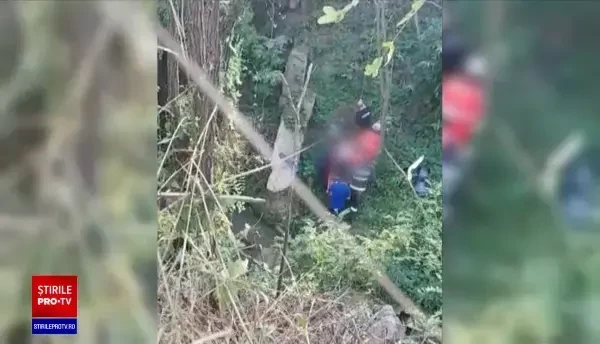 Doi soți s-au prăbușit cu un ATV într-o râpă adâncă de 10 metri. Femeia a fost rănită grav