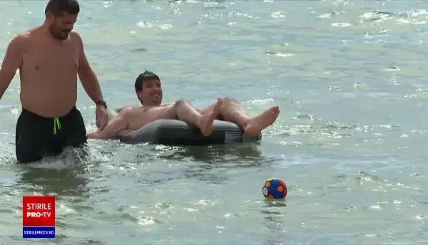 Turiștii se bucură de ultimele zile cu soare pe litoral. Cherhanalele și plajele au fost pline