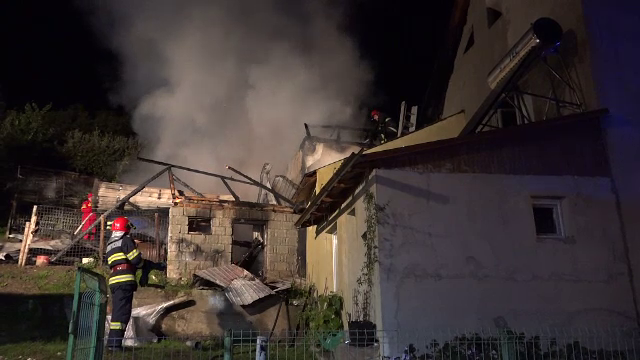 Incendiu violent la o gospodărie din Argeș. Un adolescent a primit îngrijiri medicale după ce a suferit arsuri