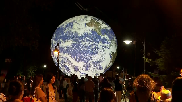 Centrul orașului Constanța, pietonal în weekend. Oamenii pot admira spectaculoasa creație „Gaia” la festivalul Lights on