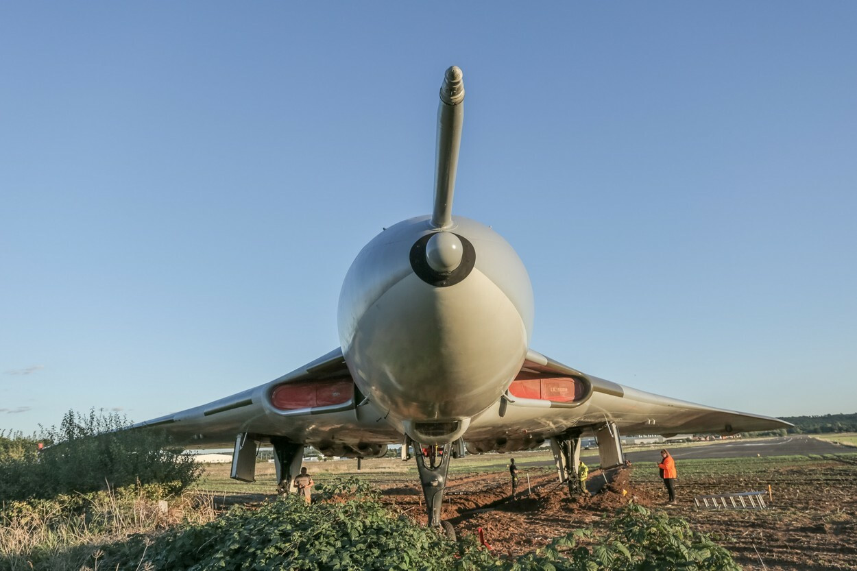 Dezastru evitat la secundă. Un avion militar s-a oprit în ultimul moment la marginea unei șosele | FOTO