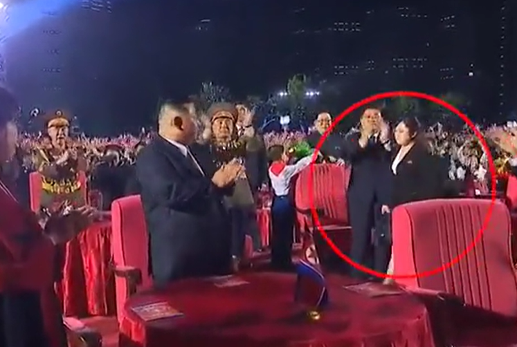 Femeia misterioasă apărută în preajma lui Kim Jong-un. Ce ar duce în geanta nelipsită VIDEO