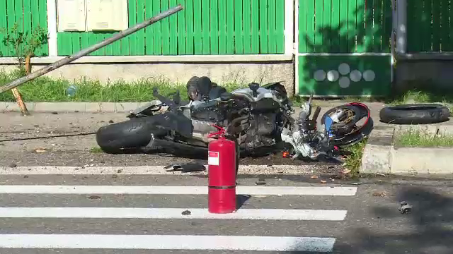 Un tânăr motociclist a murit într-un accident teribil, în Câmpina. Prietenul care îl însoțea a fost rănit grav
