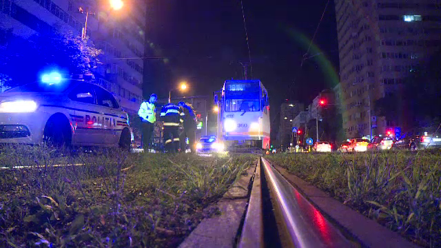 O tânără din București a fost la un pas de moarte după ce a fost lovită de un tramvai. Avea căștile în urechi