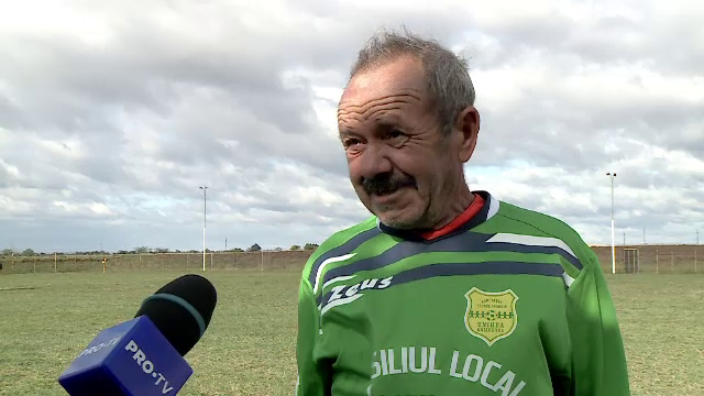 De la trasul clopotului la trasul la poartă. La 71 de ani, nea Crecănel face furori pe stadion