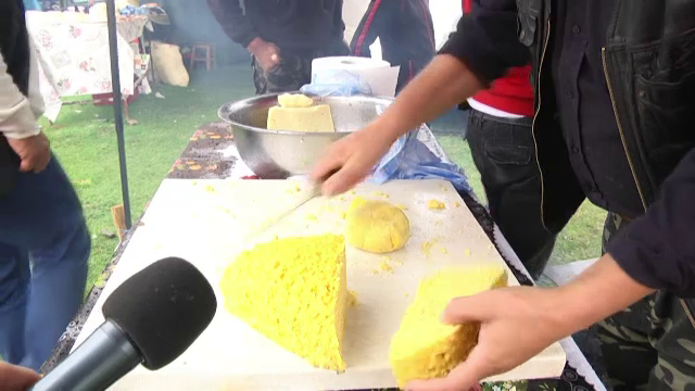 Secretele ciobanilor din Dâmbovița pentru un bulz delicios. „Aşa îl construim”