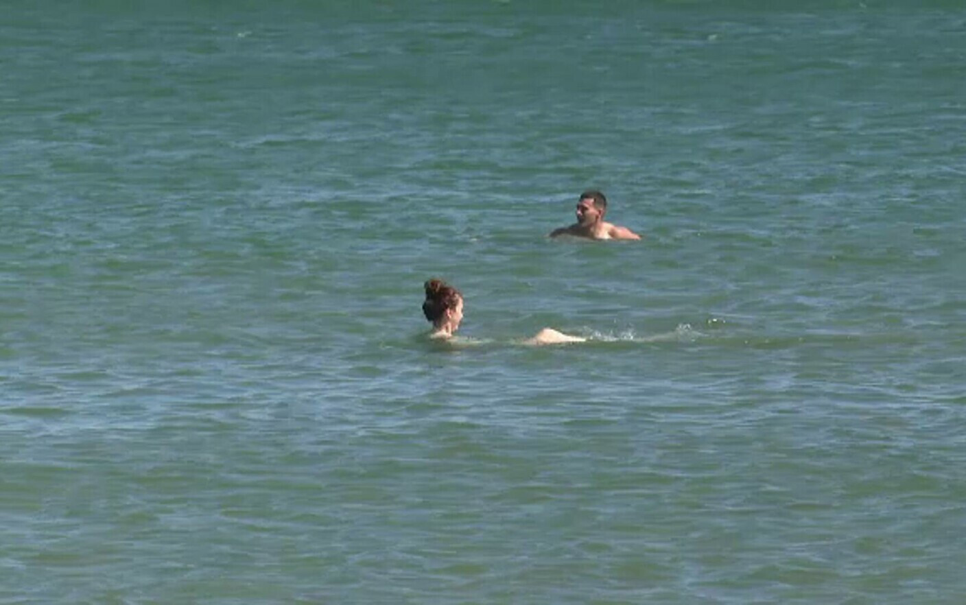 Turiștii se bucură de ultimele zile cu soare pe litoral. Cherhanalele și plajele au fost pline