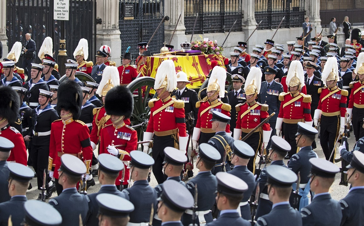 Funeraliile Reginei Elisabeta a II-a. De ce sunt atât de multe uniforme militare la ceremonii