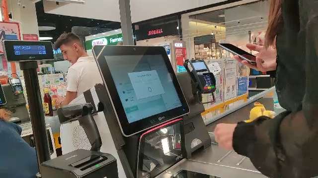 Tot mai mulți comercianți din România sunt pe cale să renunțe la casieri în favoarea caselor self-checkout