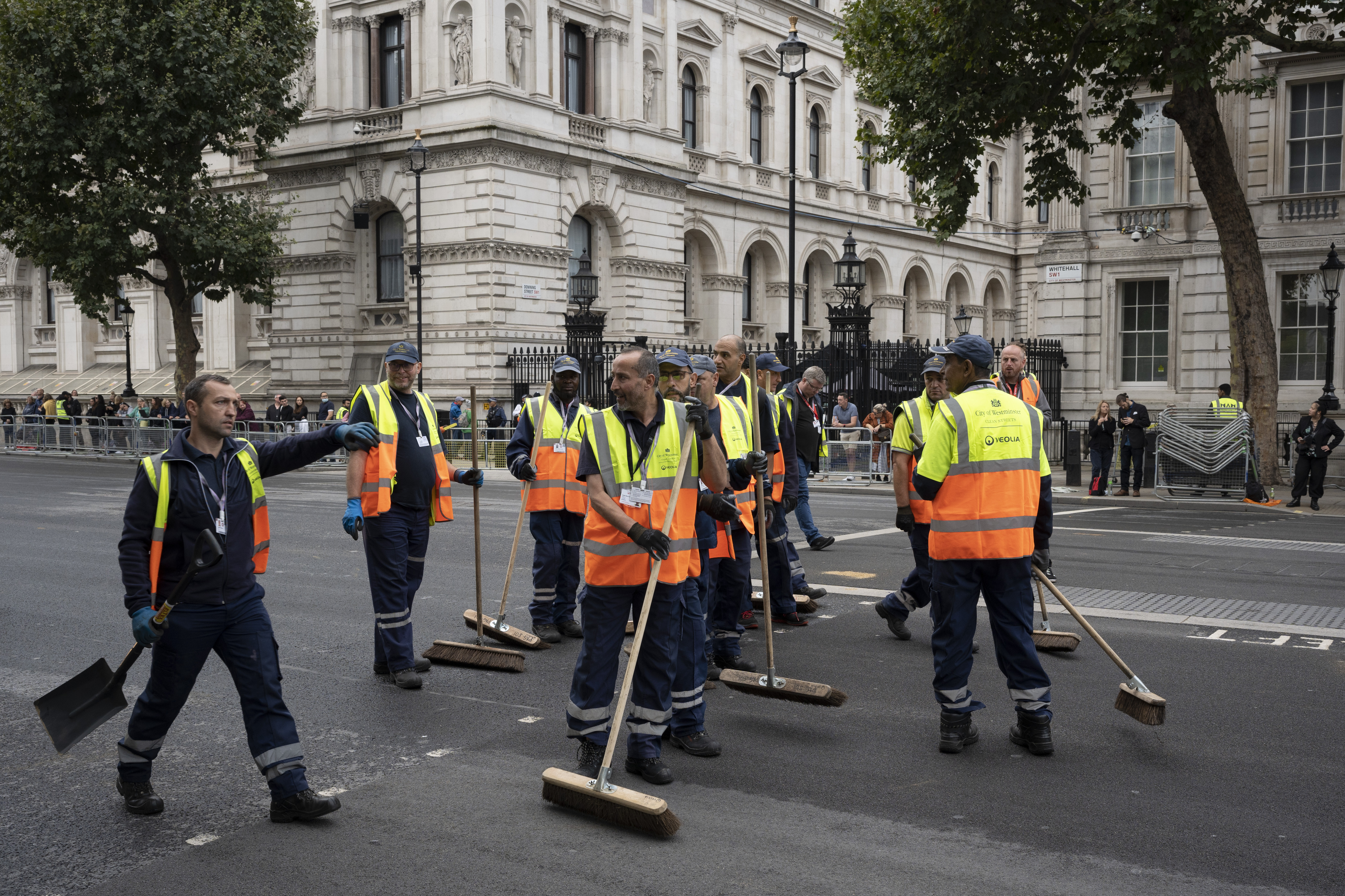 Administraţia din Londra a început curăţenia după miile de persoane care au aşteptat la coadă la Westminster Hall