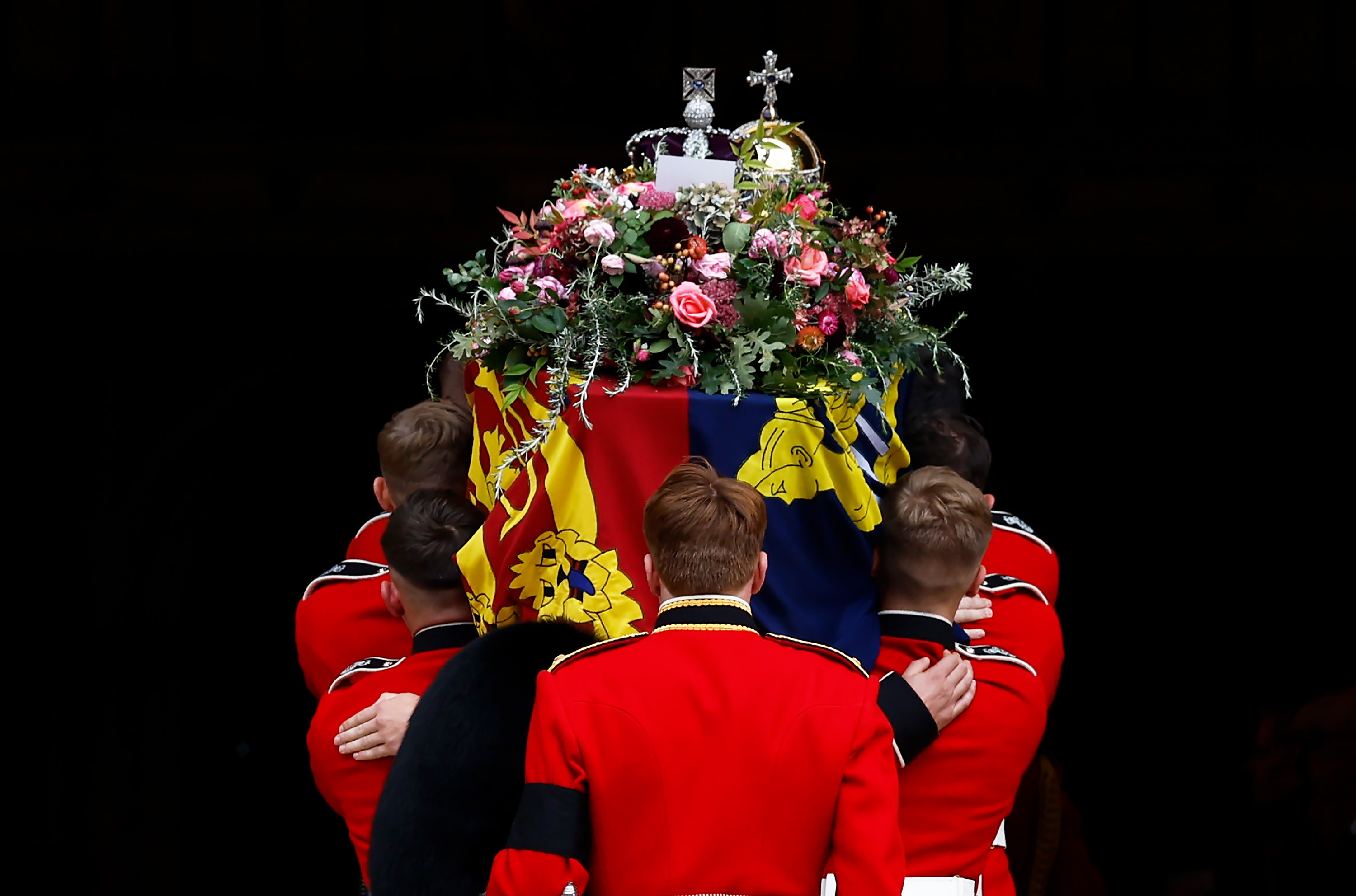 Liniște solemnă la înmormântarea reginei Elisabeta a II-a. Funeraliile, numite „operațiunea London Bridge"