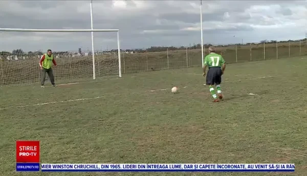 De la trasul clopotului la trasul la poartă. La 71 de ani, nea Crecănel face furori pe stadion
