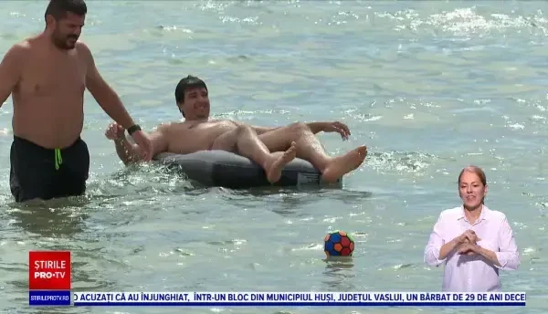 Turiștii se bucură de ultimele zile cu soare pe litoral. Cherhanalele și plajele au fost pline