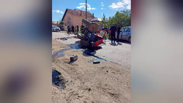 Două persoane au fost rănite după ce o dubă, un tractor și un autoturism s-au ciocnit pe o șosea din Dâmbovița