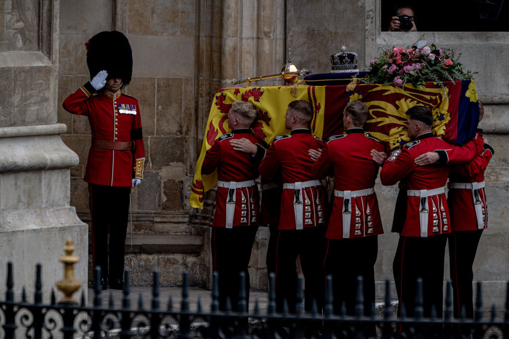 De ce a fost căptușit cu plumb sicriul reginei Elisabeta a II-a. Câte kilograme cântărește, încât a fost nevoie de 8 oameni