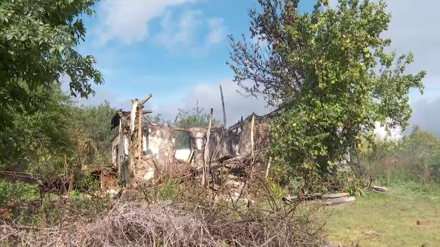 O pensionară imobilizată la pat și-a găsit sfârșitul într-un incendiu. Flăcările i-au mistuit casa din temelii