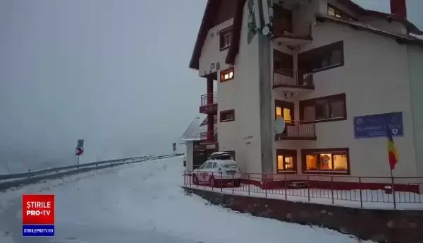 Ninsoare ca în povești la munte, pe Transfăgărășan! Stratul de zăpadă a atins deja cinci centimetri VIDEO, GALERIE FOTO