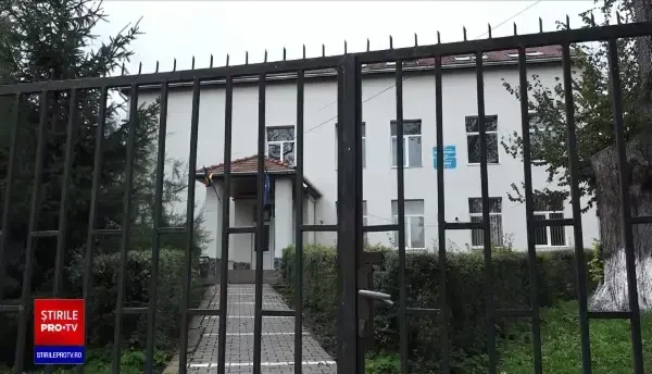 Profesor atacat de un tânăr la o școală din Mureș. A încercat să potolească un conflict între elevi