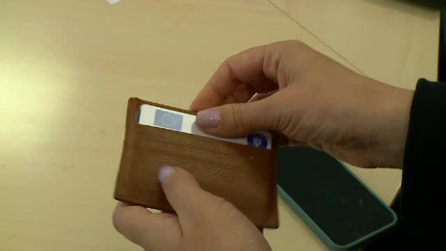 Milioane de români primesc zilele acestea 250 de lei de la stat. Pe ce dată vor fi încărcate cardurile