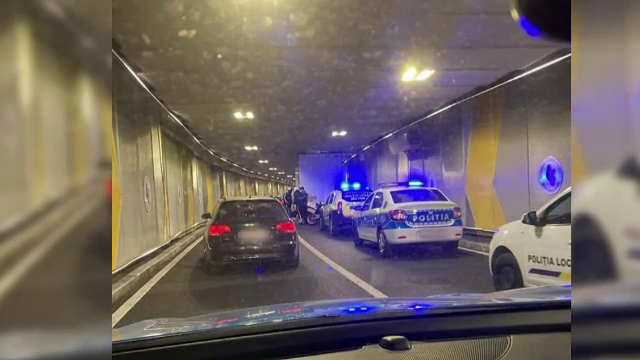 Încă un camion a rămas blocat în Pasajul Unirii: Traficul rutier a fost blocat