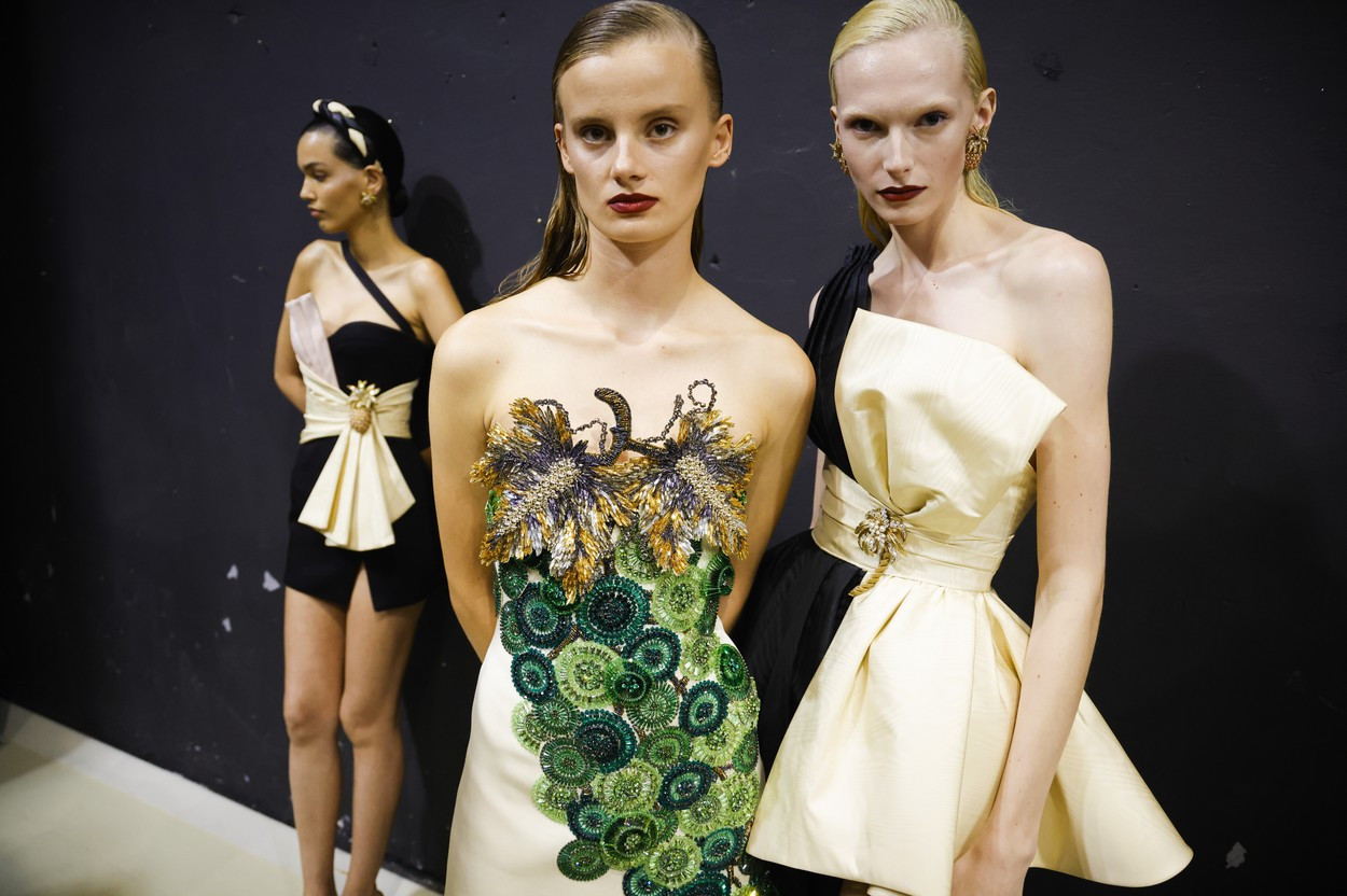 Ținute spectaculoase la Milano Fashion Week. Armani, Prada și Maison Margiela, printre vedetele podiumului | GALERIE FOTO