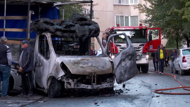 O camionetă a luat foc în timp ce șoferul încerca să parcheze în pantă, în Brașov. Vehiculul a luat-o la vale apoi