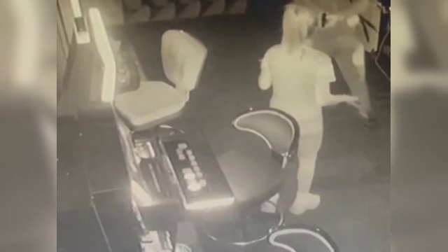Un bărbat a fost arestat după ce a încercat să jefuiască o sală de jocuri din Craiova. A amenințat o angajată cu pistolul