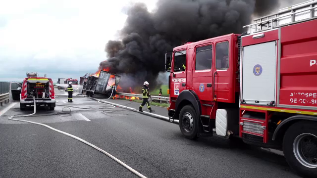 Un camion a ars ca o torță pe autostradă, în Timiș. Șoferul a apucat să se salveze la timp