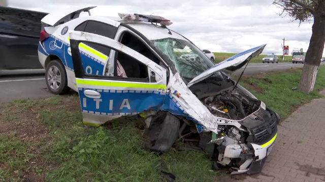 O mașină de poliție din Iași, în care se aflau doi agenți, a fost lovită de un alt autoturism și s-a rostogolit