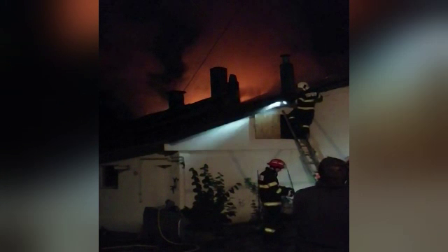 Un copil de 7 ani din Reghin a murit, iar fratele lui de 3 ani este în comă la spital după ce casa în care locuiau a luat foc