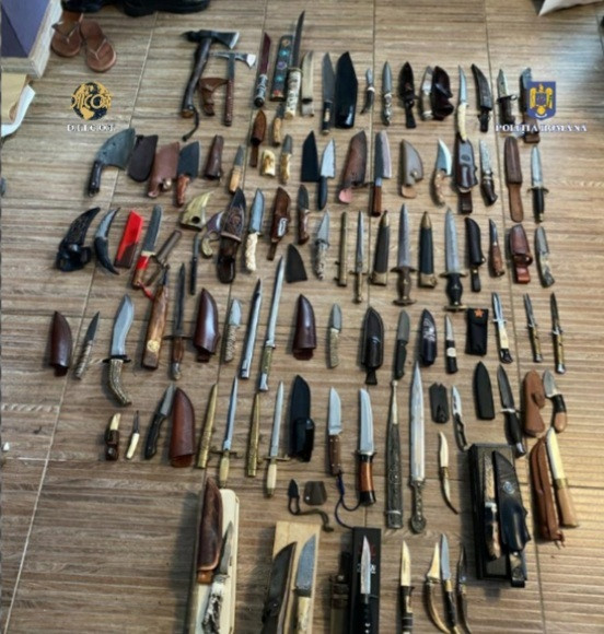 Cantitate uriașă de droguri, teancuri de bani și o colecție impresionantă de cuțite, găsite în casele unor traficanți FOTO