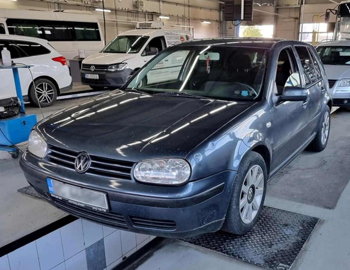 Sistemul ilegal descoperit de inspectorii RAR sub un Golf 4 plin de rugină. A rămas fără ITP. FOTO