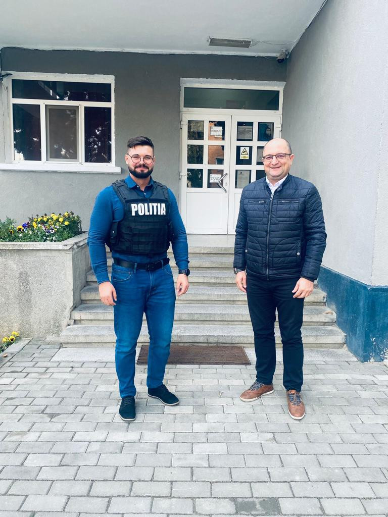 Ce au găsit angajații unei biblioteci din Pașcani în cărțile donate de un localnic. A intervenit și poliția