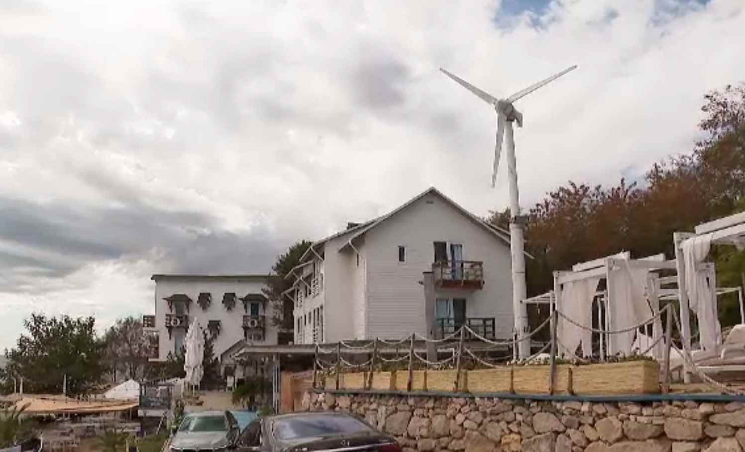 Panourile fotovoltaice merg cel mai bine în tandem cu turbinele eoliene. Doar așa se poate obține independență energetică