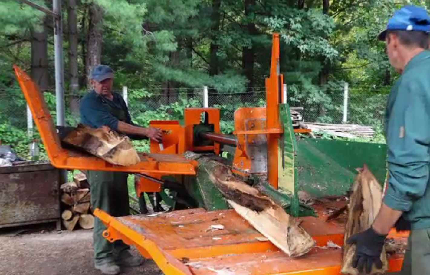 Români se întorc la sobele cu lemne, din cauza prețurilor la gaze și la curent. Sunt deja liste de așteptare de luni bune
