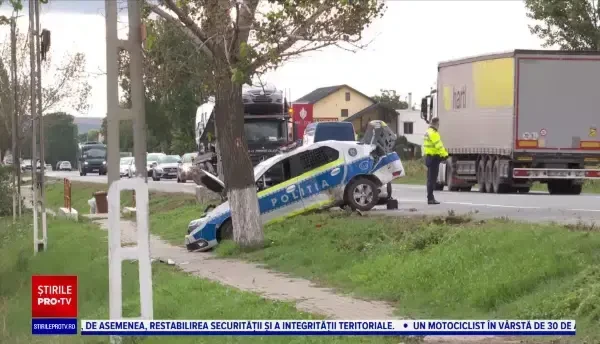O mașină de poliție din Iași, în care se aflau doi agenți, a fost lovită de un alt autoturism și s-a rostogolit