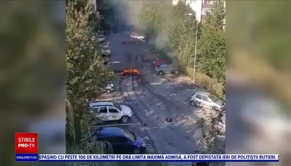 O camionetă a luat foc în timp ce șoferul încerca să parcheze în pantă, în Brașov. Vehiculul a luat-o la vale apoi