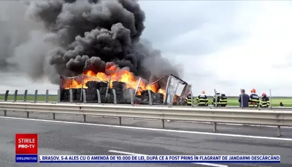 Un camion a ars ca o torță pe autostradă, în Timiș. Șoferul a apucat să se salveze la timp