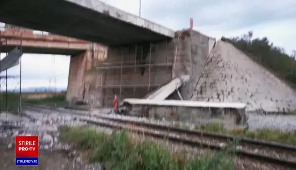O parte a pasajului de la Prejmer, pe DN10, a căzut. Traficul feroviar, afectat
