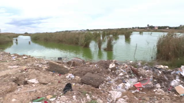 Mașina de salubrizare a unei primării din Constanța, surprinsă în timp ce descărca deșeuri într-o zonă protejată