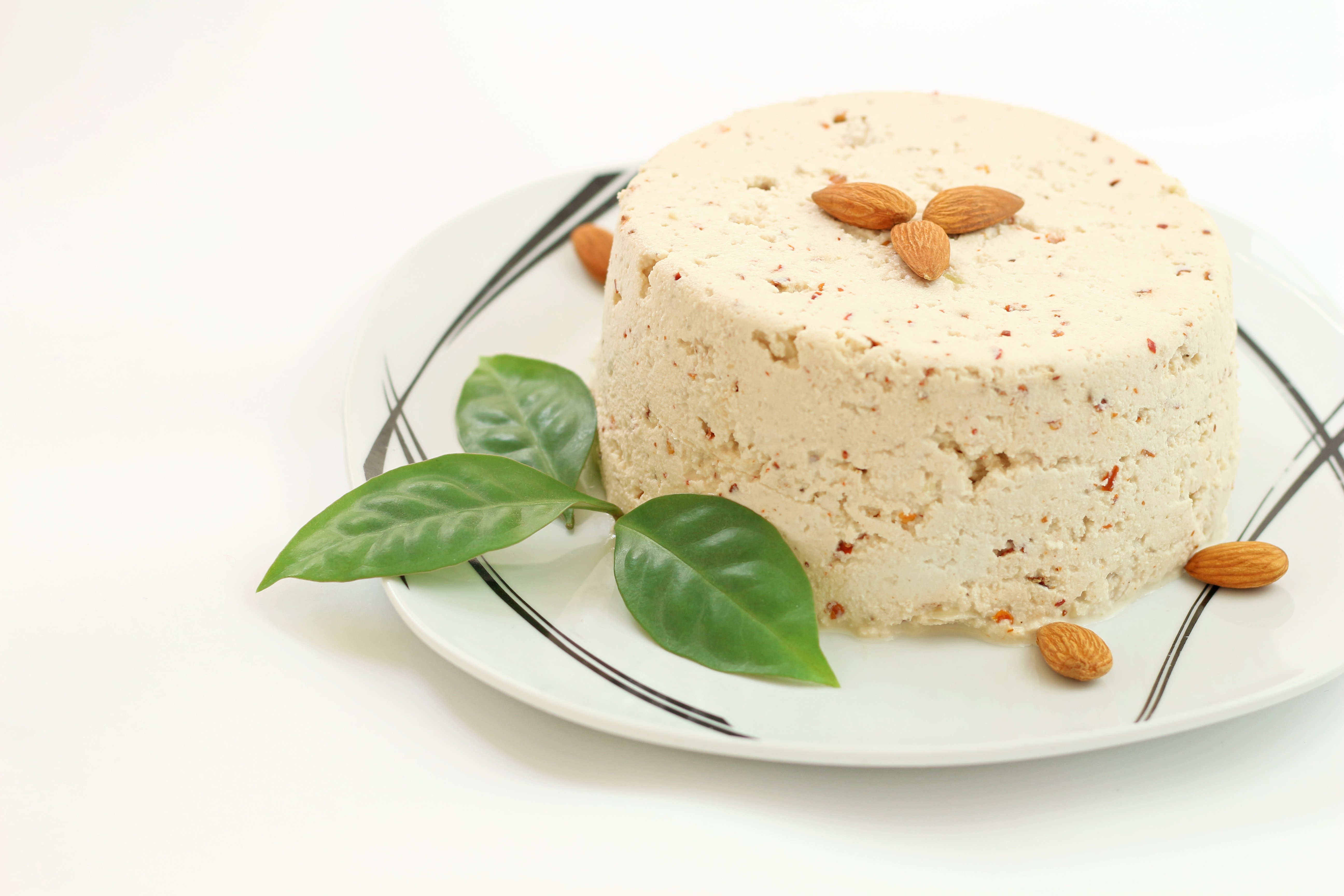 Brânza vegetală îngrașă și nu are calități nutritive. Explicațiile medicului nutriționist Mihaela Bilic