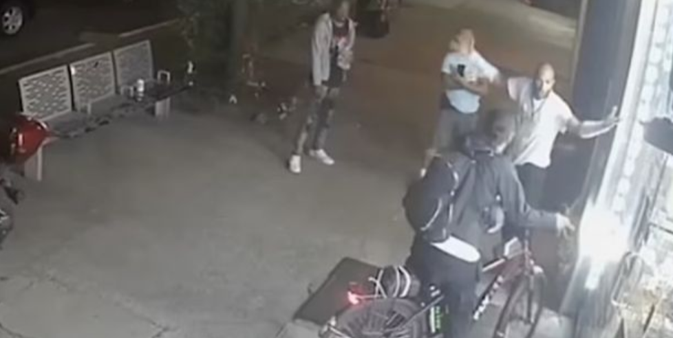 Un bărbat a fost înjunghiat mortal în fața unui magazin. Conflictul a pornit de la un simplu „mulțumesc”