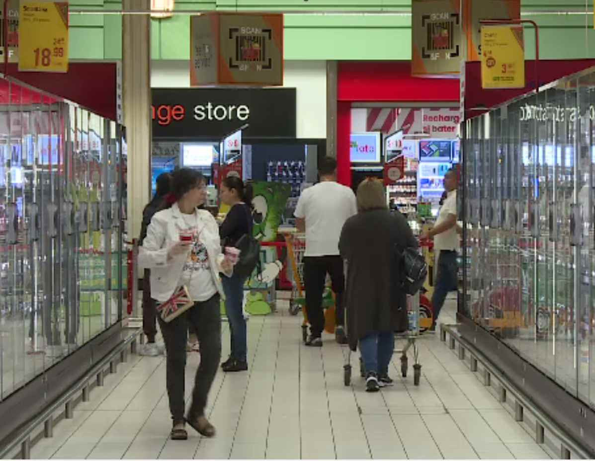 Marile magazine sting becurile și reduc programul de funcționare ca să facă economie de energie