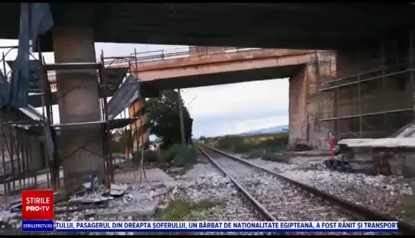 O bucată din pasajul rutier Prejmer s-a prăbușit și a blocat circulația trenurilor. În zonă se efectuau lucrări de reparație