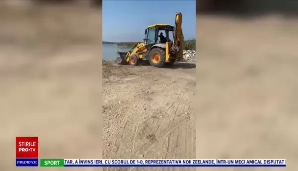 Mașina de salubrizare a unei primării din Constanța, surprinsă în timp ce descărca deșeuri într-o zonă protejată