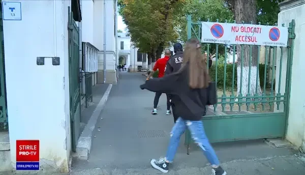 Elevele intoxicate cu substanțe interzise de la Școala Centrală au declanșat reacții la Guvern. Drogurile, vândute în școală