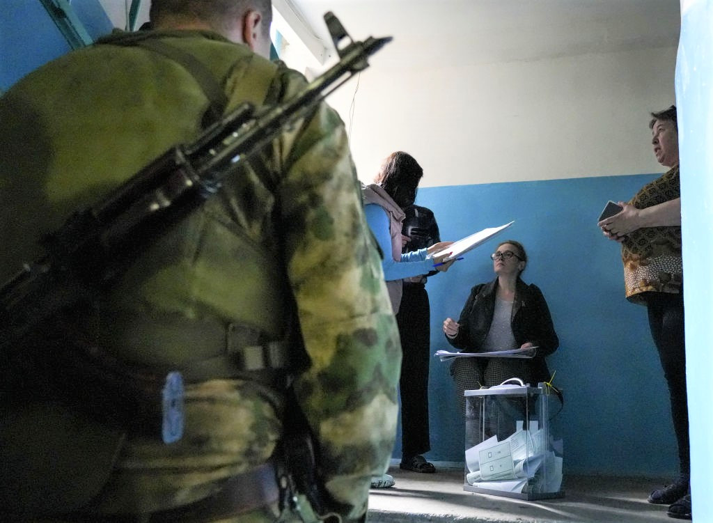 Referendumurile Rusiei din Ucraina s-au încheiat: S-a cerut alipirea regiunilor, potrivit celor care au numărat voturile