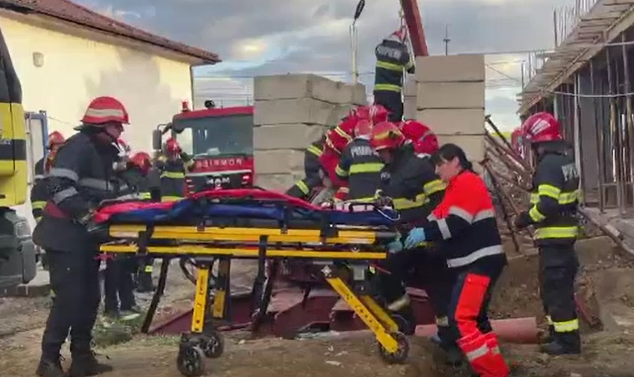 Accident grav în Dâmbovița. Un muncitor de 49 de ani, în stare critică, după ce fost strivit de brațul unei macarale