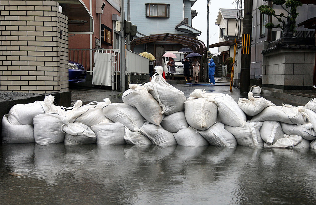 Taifunul Talas a lovit Japonia. Două persoane au murit, iar peste 100.000 de locuinţe au rămas fără electricitate